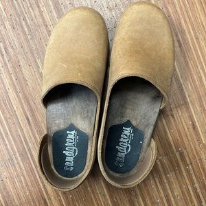 Women’s size 7 tan sandgrens